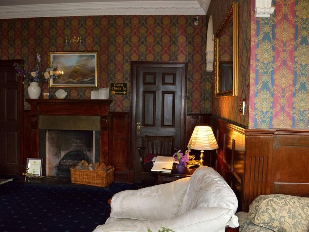 Craigdarroch Hotel Foyers Exterior photo